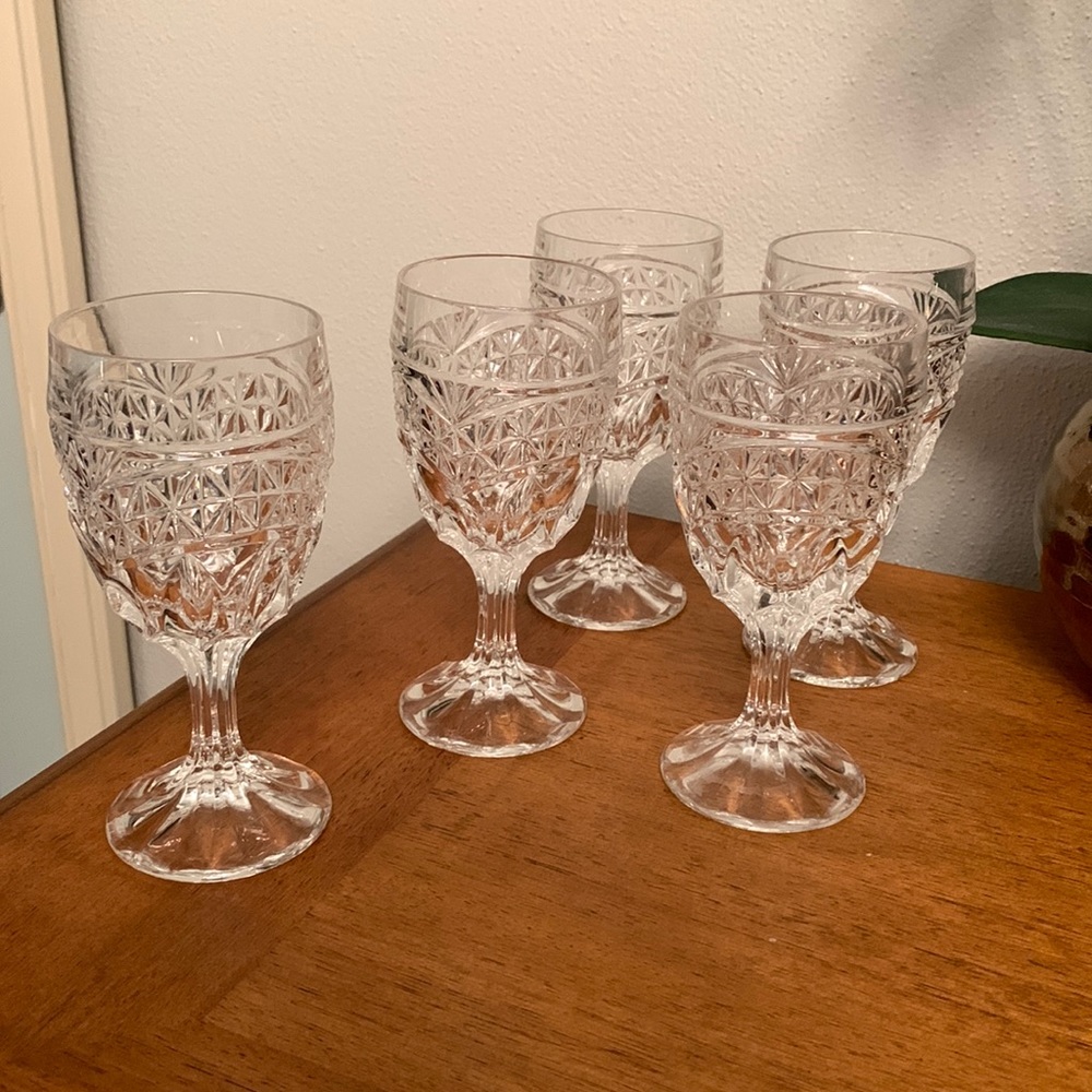 Set of 5 Crystal Cut Glass Liquor Glasses In Excellent Condition